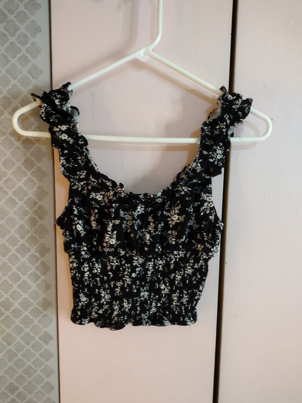 Love Tree Black and White Floral Ruffle Crop Top